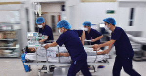 Read more about the article Người phụ nữ sống sót kỳ diệu sau khi xe ô tô cán qua nửa người