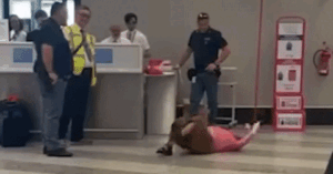 Read more about the article Nữ du khách gào khóc, ăn vạ như trẻ con giữa sân bay vì hành lý quá cân