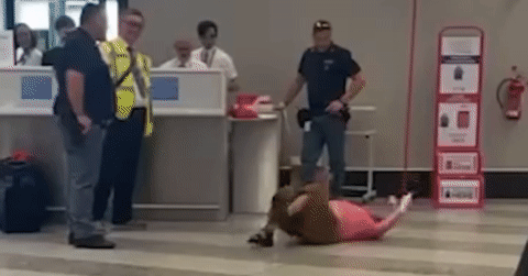 You are currently viewing Nữ du khách gào khóc, ăn vạ như trẻ con giữa sân bay vì hành lý quá cân