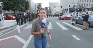 Read more about the article Nữ phóng viên bị cảnh sát bắn trúng khi dẫn bản tin trực tiếp