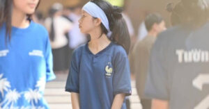 Read more about the article Nghẹn lòng hình ảnh nữ sinh quấn khăn tang dự thi vào lớp 10 ở Hà Tĩnh