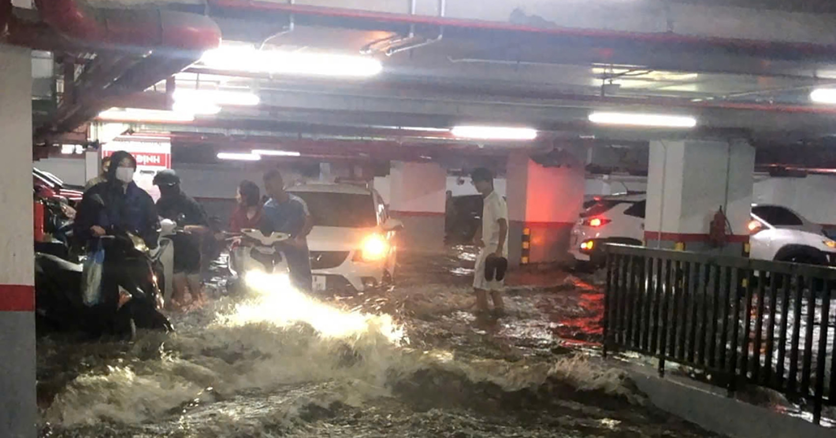 You are currently viewing Nước ào ạt tràn vào hầm chung cư ở Hạ Long, người dân vội đưa xe ra ngoài