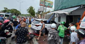 Read more about the article Ô tô 5 chỗ lao vào nhà dân, cụ bà ngồi trước cửa bị tông tử vong