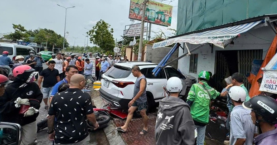 You are currently viewing Ô tô 5 chỗ lao vào nhà dân, cụ bà ngồi trước cửa bị tông tử vong