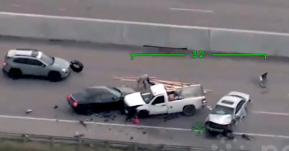 You are currently viewing Ô tô bị cảnh sát truy đuổi phóng ngược chiều trên cao tốc gây tai nạn kinh hoàng