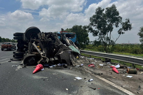 You are currently viewing Bản tin chiều 12/6: Xe container tông xe tuần đường, 2 người tử vong