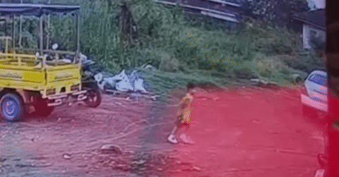 Read more about the article Ô tô lao như tên bắn đâm xuyên tường, suýt tông trúng bé gái 8 tuổi