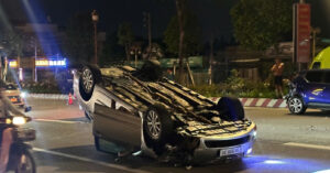 Read more about the article Ô tô ‘phơi bụng’ sau va chạm trên đường ở Bình Dương