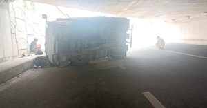 Read more about the article Ô tô tải biển xanh lật đè 2 xe máy ở của ngõ TPHCM, hai người bị thương