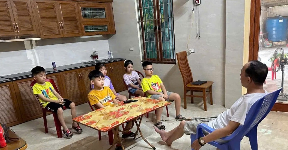 Read more about the article Ông nội gây sốt với cách khiến ‘khối nghỉ hè’ hạn chế điện thoại, chăm làm việc