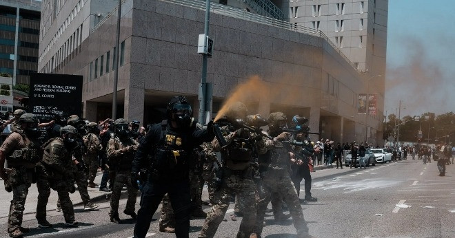 You are currently viewing Ông Trump ủng hộ bắt Thống đốc California, 700 lính thủy đánh bộ tới Los Angeles