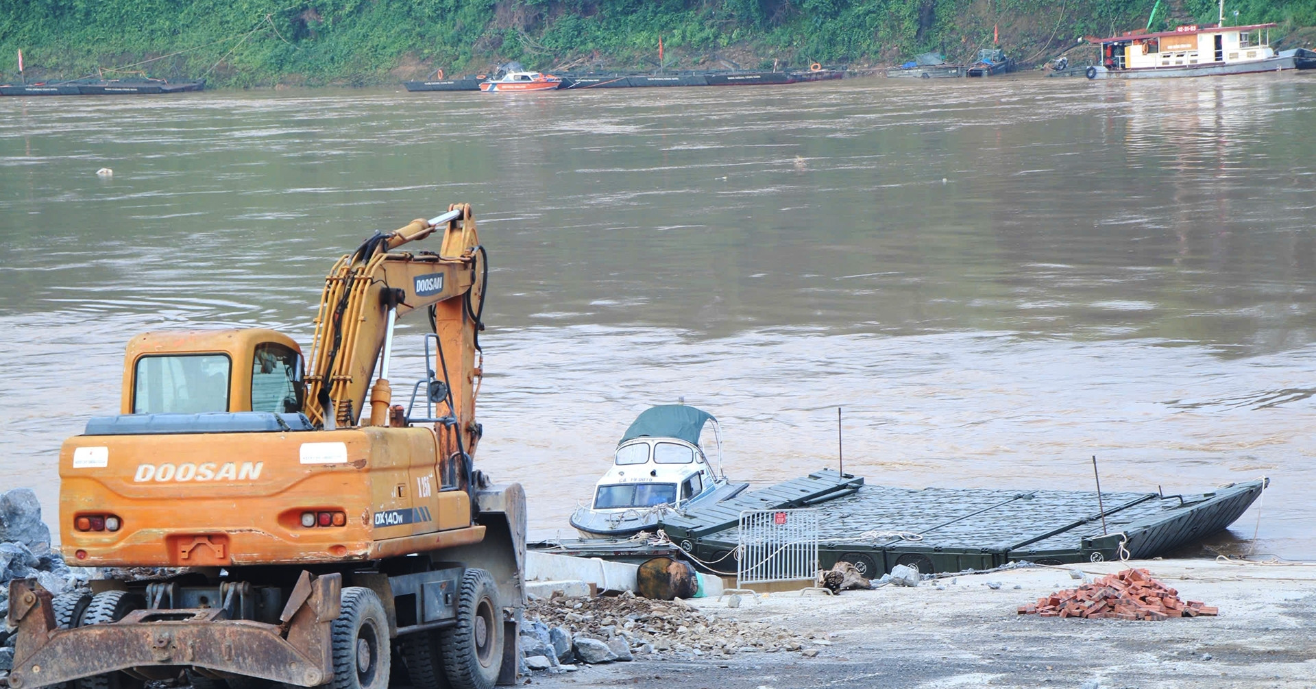 You are currently viewing Phà quân sự được huy động sau khi cắt khẩn cấp cầu phao Phong Châu