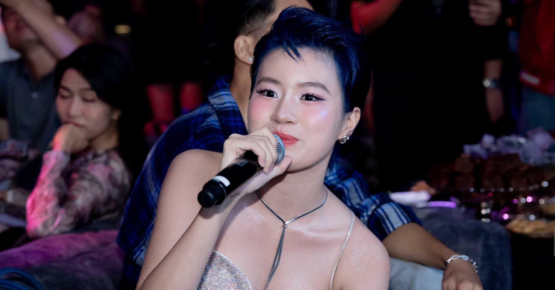 You are currently viewing Pháo mặc sexy bốc lửa đến mừng rapper Ricky Star