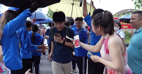 You are currently viewing Phụ huynh “xuống tiền” thưởng nóng cho sĩ tử ra khỏi phòng thi lớp 10 sớm