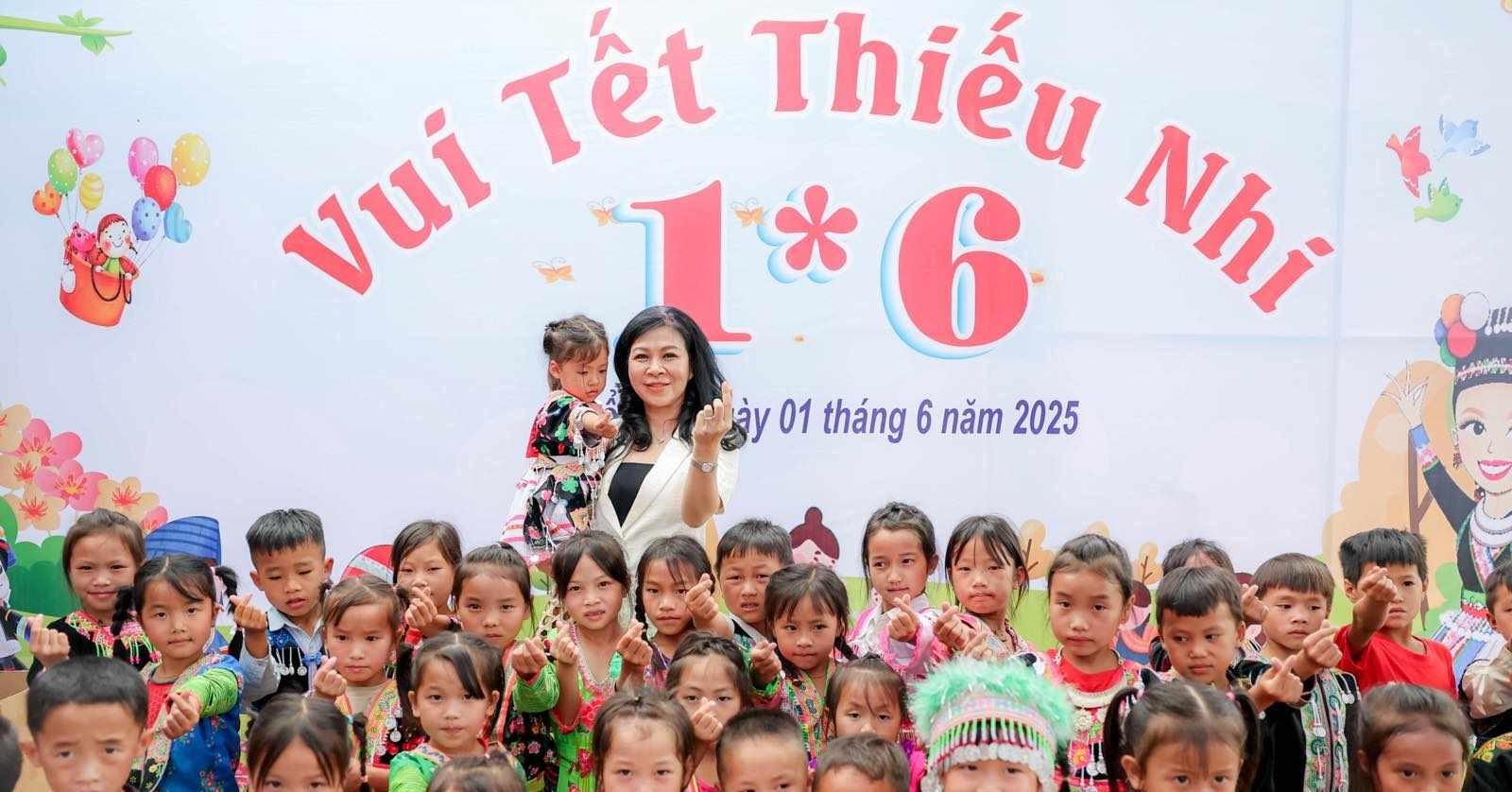 You are currently viewing Phu nhân Ngô Phương Ly tặng quà, vui Tết thiếu nhi cùng trẻ em ở Điện Biên