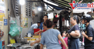 Read more about the article Quán chè mâm nửa thế kỷ ở TP.HCM nườm nượp khách, bán gần 1.000 bát mỗi ngày