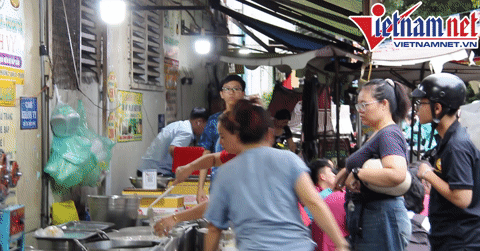 Read more about the article Quán chè mâm nửa thế kỷ ở TP.HCM nườm nượp khách, bán gần 1.000 bát mỗi ngày