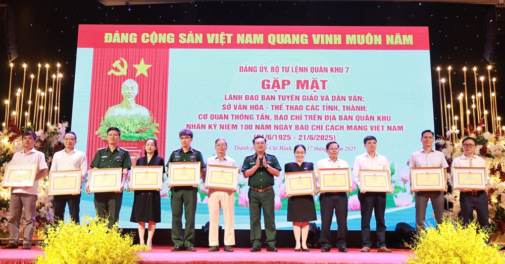 Read more about the article Quân khu 7 trao bằng khen cho tập thể, cá nhân trong phối hợp tuyên truyền
