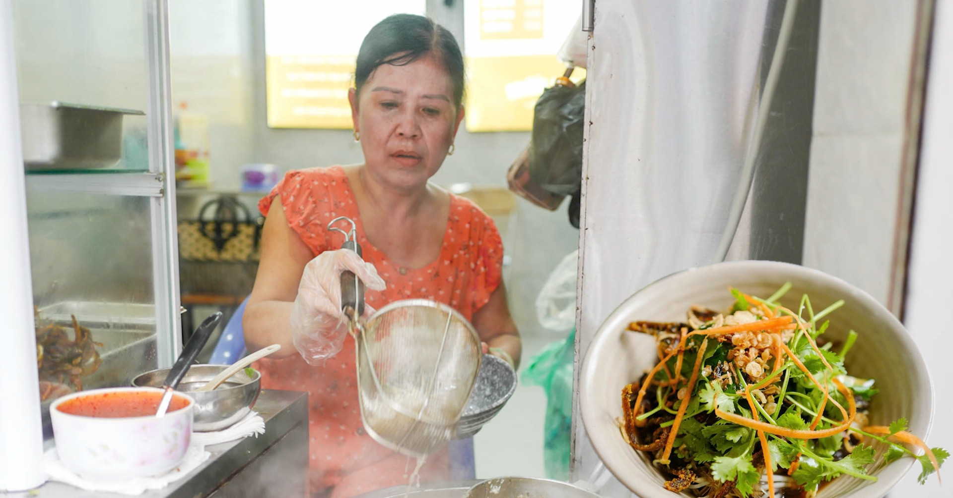 Read more about the article Quán miến lươn 37 năm, đông khách bậc nhất Hà Nội được Michelin khen hết lời