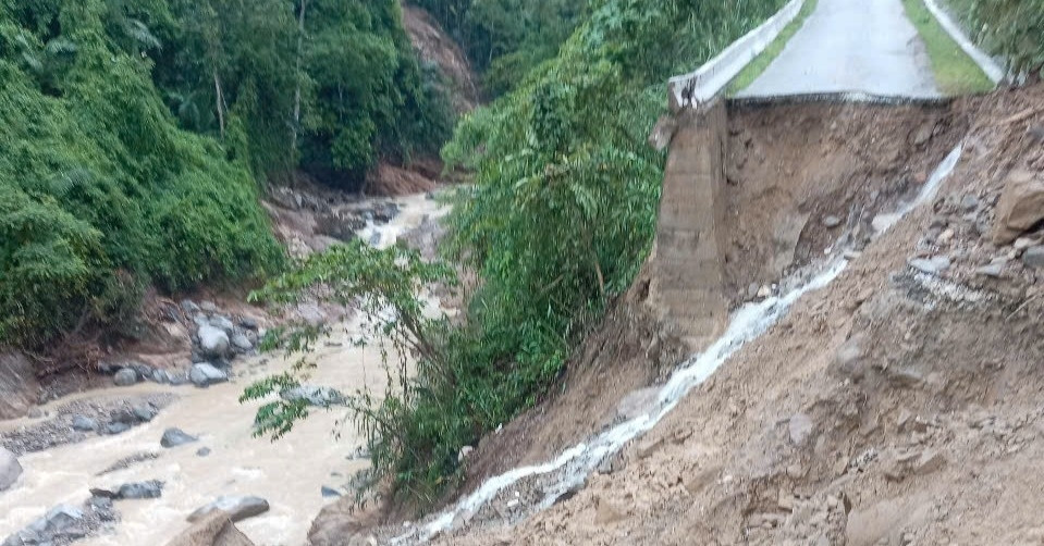 You are currently viewing Quốc lộ 16 đứt gãy sau mưa lũ, nhiều học sinh đi thi về mắc kẹt