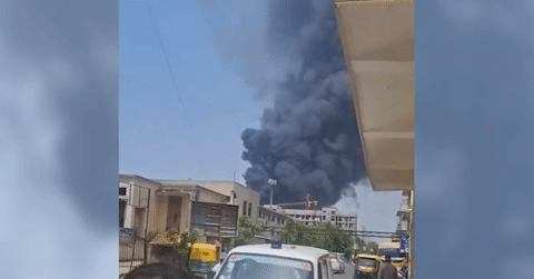 You are currently viewing Khói đen bốc lên nghi ngút từ hiện trường rơi máy bay Ấn Độ chở 242 người