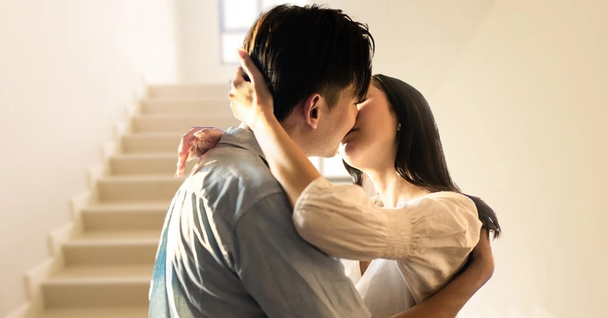 Read more about the article Sa thải quản lý vì ôm hôn cấp dưới ngoài cầu thang, công ty nhận kết đắng