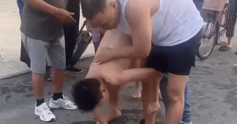 You are currently viewing Ép bụng, bế ngược người đuối nước chạy lòng vòng