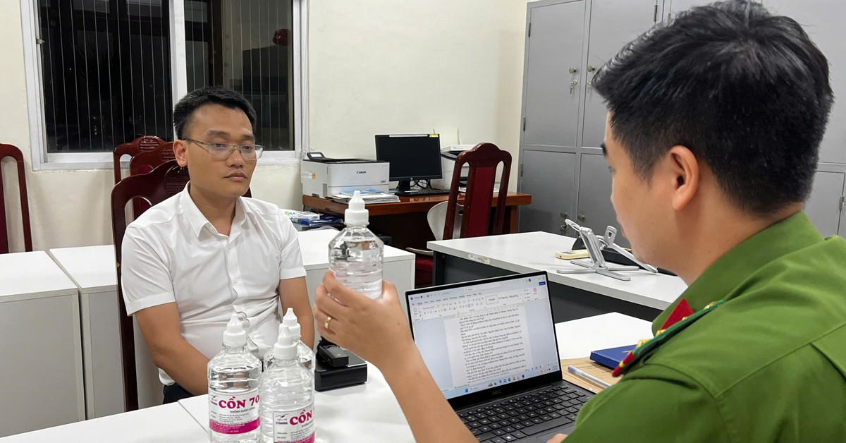 Read more about the article Sản xuất cồn y tế giả, một phó chủ tịch UBND thị trấn ở Hà Nội bị bắt