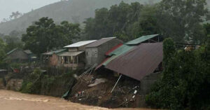 Read more about the article Sạt lở làm sập nhà dân, nước lũ kéo ô tô xuống suối ở Quảng Trị