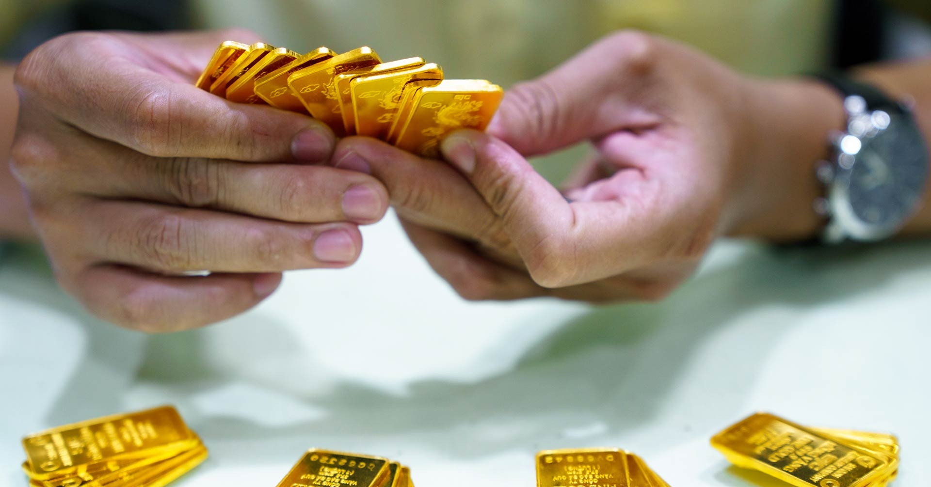 You are currently viewing Ngân hàng Nhà nước muốn mua bán vàng từ 20 triệu đồng bắt buộc phải chuyển khoản