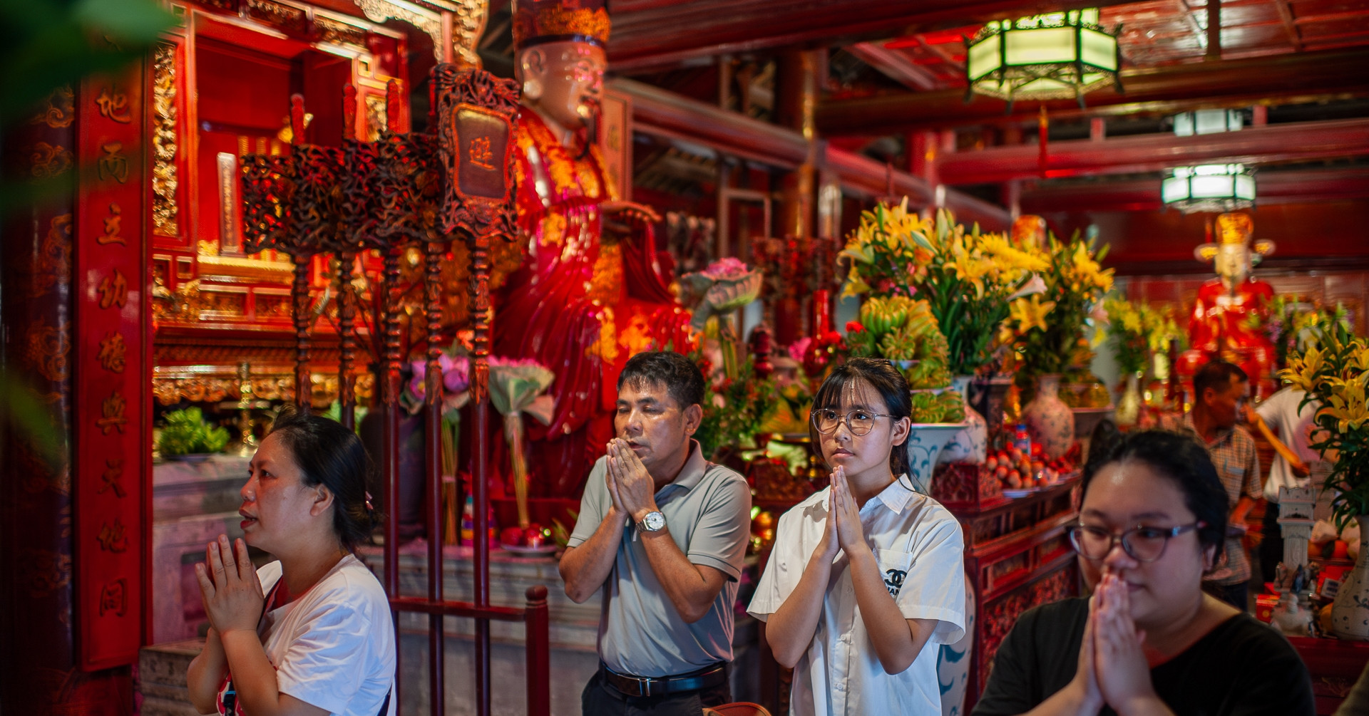Read more about the article Sĩ tử thi lớp 10 Hà Nội đổ về Văn Miếu, sắm hàng chục cân lễ để cầu may