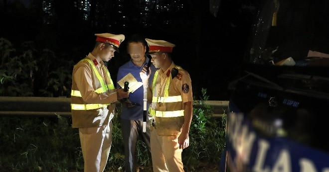 You are currently viewing Sợ khách lỡ chuyến ô tô cuối ngày để về nhà, tài xế nhận phiếu phạt tiền triệu