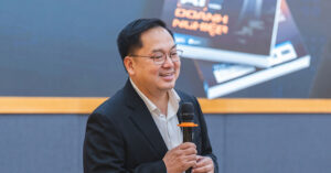 Read more about the article Hoàng Nam Tiến cảnh báo người trẻ đừng ‘bơi chơi’ với AI