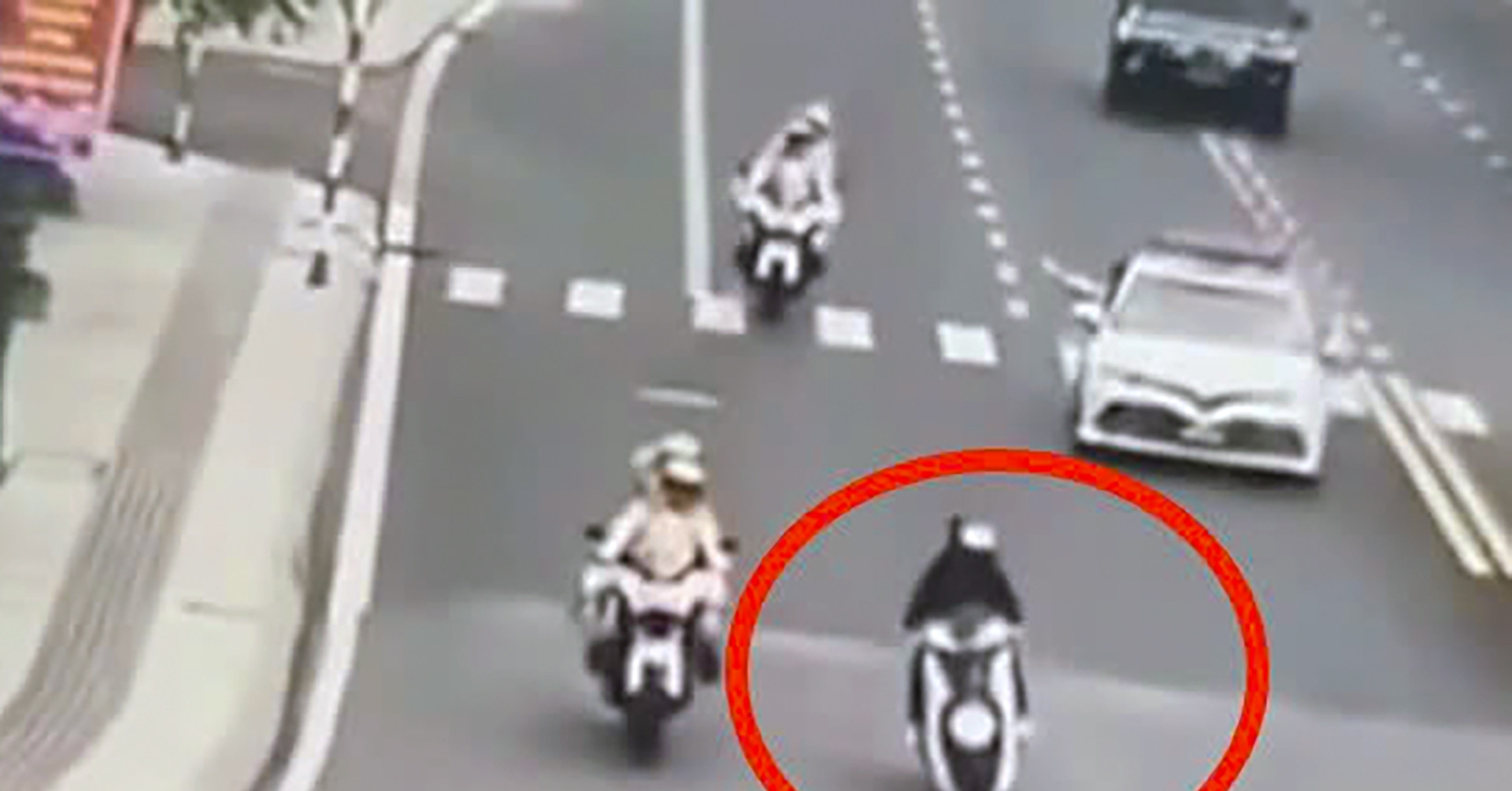 You are currently viewing Tài xế xe SH ngang nhiên chen lấn, vượt lên đoàn xe ưu tiên