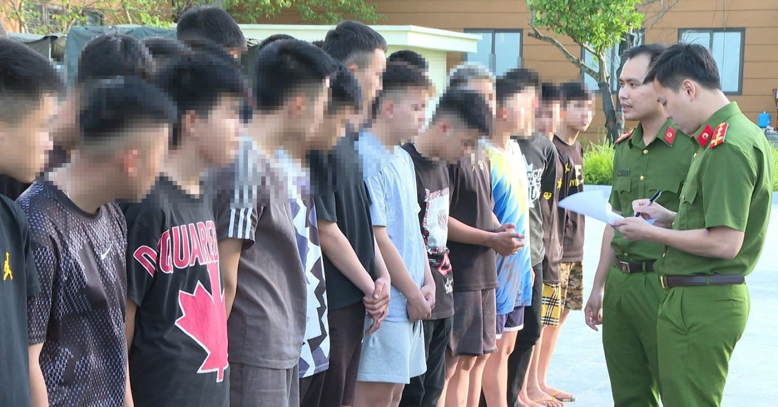 Read more about the article Tạm giữ 38 đối tượng ngông ngênh mang hung khí ‘gặp ai đuổi đánh người đó’
