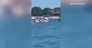 Read more about the article Tàu du lịch bị sóng đánh lật, du khách đập cửa sổ để thoát thân