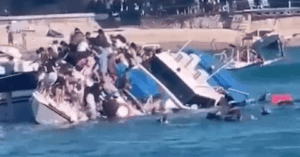 Read more about the article Tàu du lịch bị sóng đánh lật, du khách đập cửa sổ nhảy xuống biển thoát thân