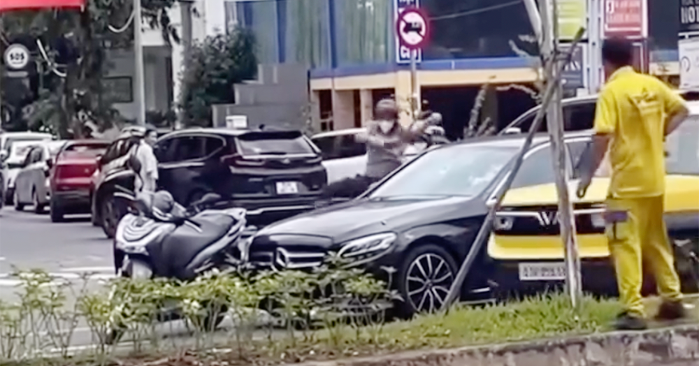 You are currently viewing Khống chế thanh niên đi SH chặn đầu, đập phá ô tô Mercedes ở Thủ Đức