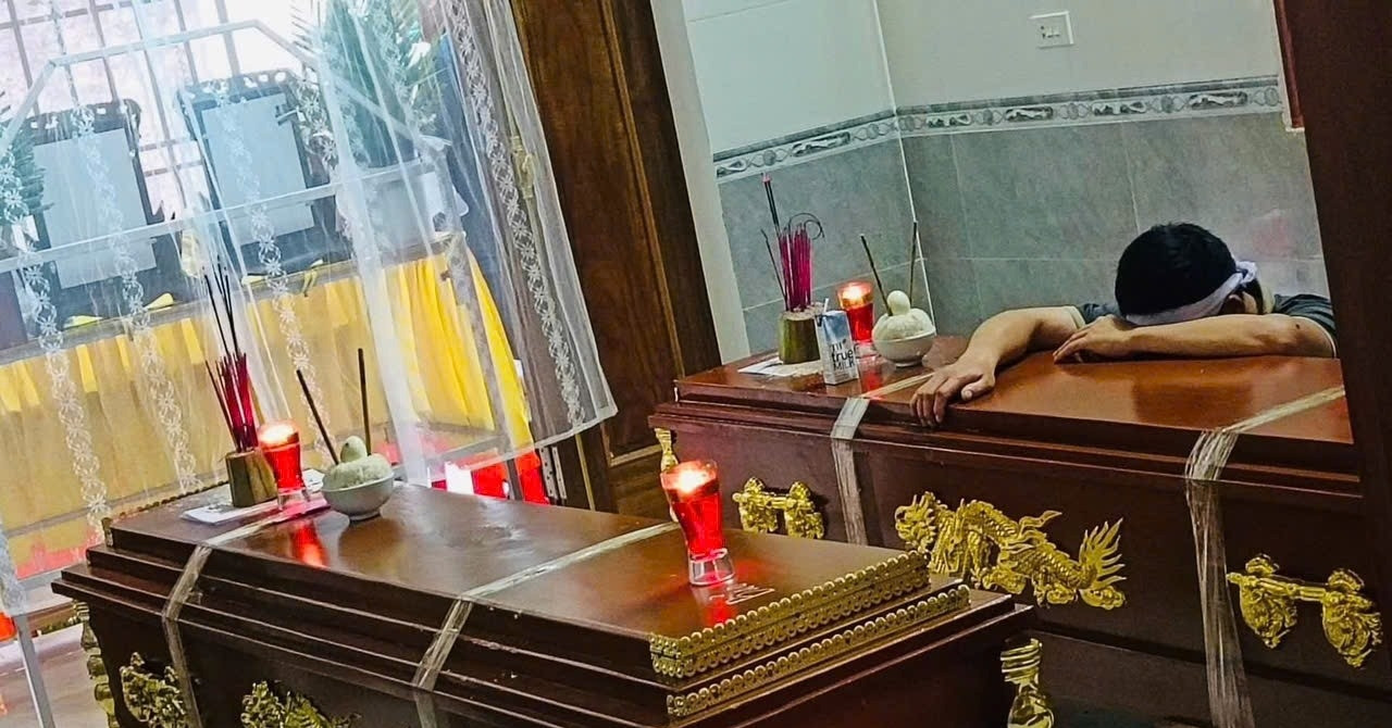 You are currently viewing Thắt lòng cảnh người cha ôm quan tài của hai con trai đuối nước