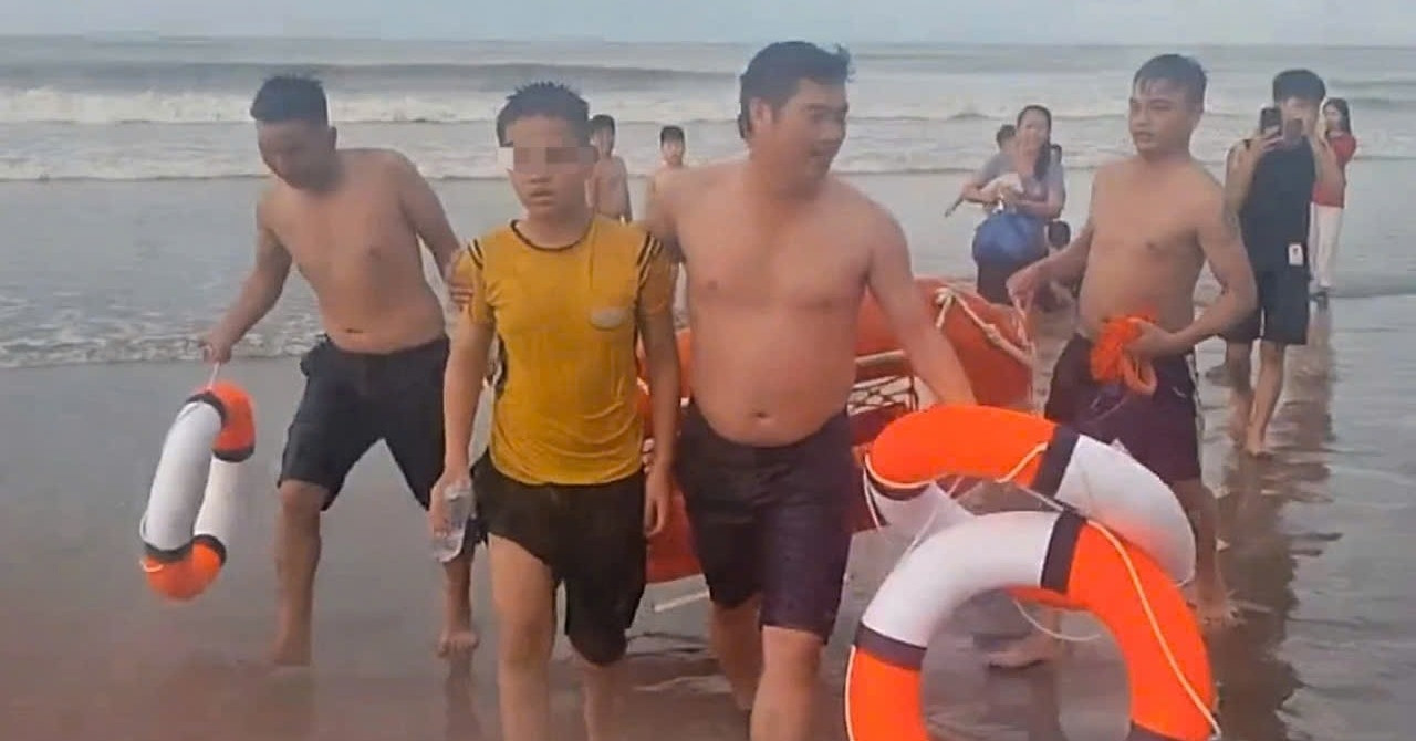 You are currently viewing Thêm nhóm du khách bị sóng cuốn trong lúc tắm biển ở Hà Tĩnh