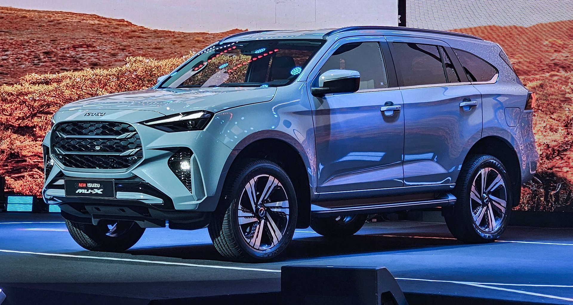 You are currently viewing Thêm trang bị, tăng giá bán, Isuzu mu-X 2025 có đang tự làm khó mình?