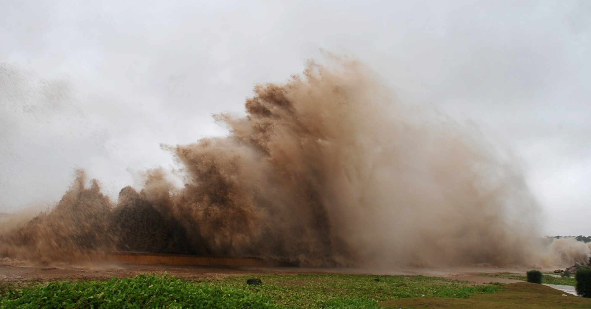 You are currently viewing Theo dõi vùng áp thấp khả năng mạnh lên thành bão, miền Bắc mưa tầm tã