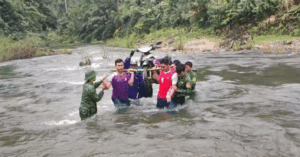 Read more about the article Thót tim cảnh chiến sĩ biên phòng băng suối vào thôn 4 không người Gié Triêng