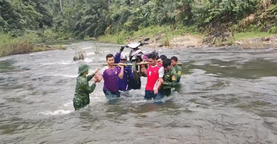 You are currently viewing Thót tim cảnh chiến sĩ biên phòng băng suối vào thôn 4 không người Gié Triêng
