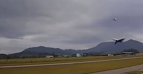 You are currently viewing Thót tim khoảnh khắc máy bay suýt đâm trực thăng khi vừa cất cánh tại sân bay