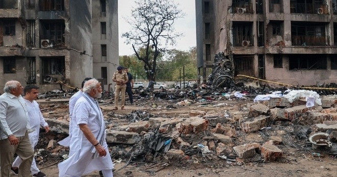 You are currently viewing Thủ tướng Ấn Độ tới hiện trường vụ rơi máy bay, thăm hỏi người sống sót duy nhất