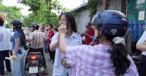 Read more about the article Thức trắng đêm, phụ huynh dậy từ 3h sáng nấu xôi đậu mong con thi lớp 10 tốt