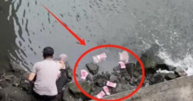 Read more about the article Tiền rơi đầy mặt sông, thanh niên xuống vớt 2 túi to và sự thật gây ngỡ ngàng