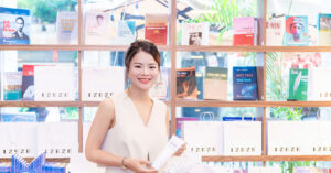 Read more about the article Tình yêu quê hương và khát vọng kết nối văn hóa qua của nhà văn biết 4 ngoại ngữ