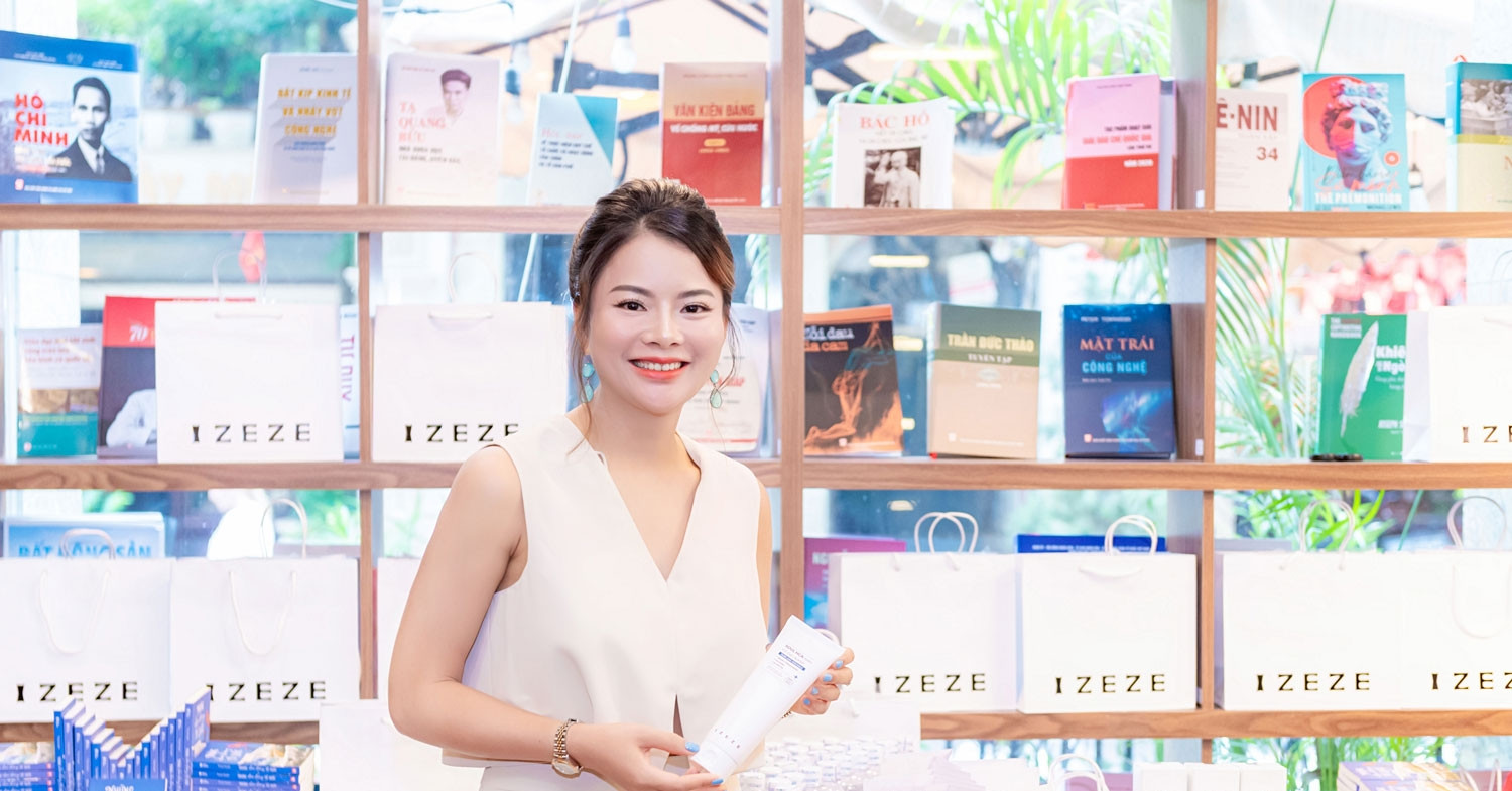 You are currently viewing Tình yêu quê hương và khát vọng kết nối văn hóa qua của nhà văn biết 4 ngoại ngữ